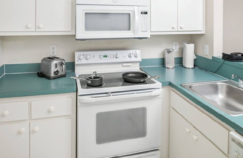 Berkeley Condo | Large Family Vacation Condo. 4BDR/4BA for 12. Full Amenities. Near Attractions.