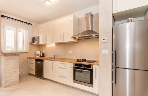 Baska Apartment | Large flat with 3 air conditioning units, WiFi, BBQ, car park