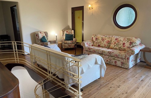 Gosford House | Large gracious Art Deco house private & conveniently located. Sleeps 12