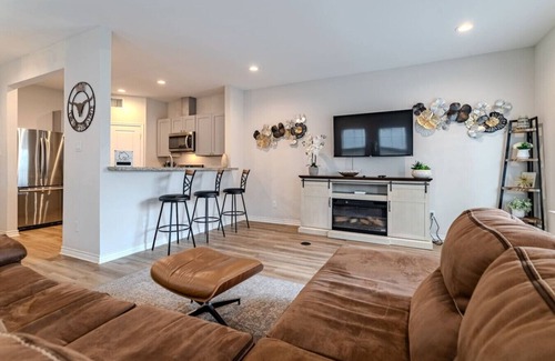Foster Place House | Large groups stays near NRG