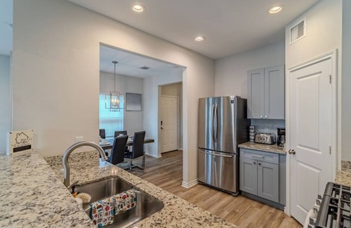 Foster Place House | Large groups stays near NRG