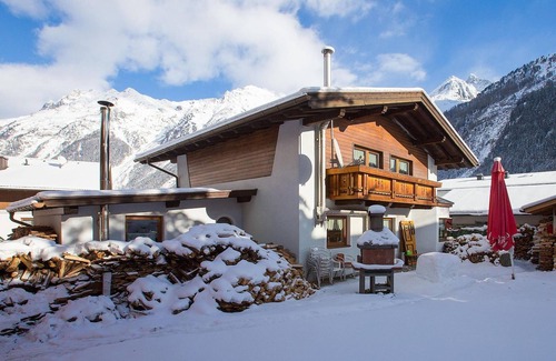 Huben House | Large holiday home with garden and balcony in Ötztal