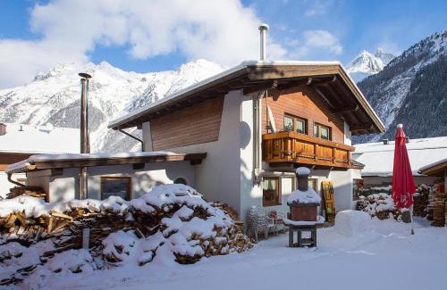 Huben House | Large holiday home with garden and balcony in Ötztal
