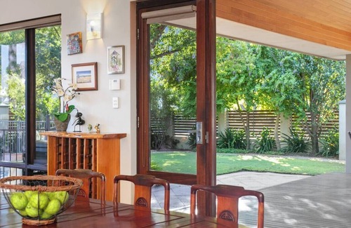 Applecross House | Large Home in Applecross with secure yard - single level, parking