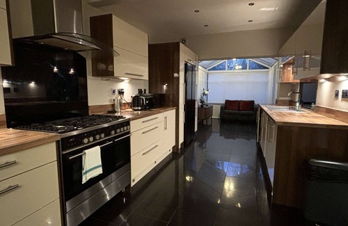 Birmingham House | Large Home near Edgbaston Stadium, UOB & QE hospital sleeps 6