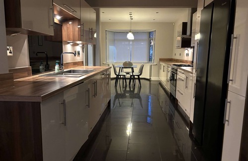 Birmingham House | Large Home near Edgbaston Stadium, UOB & QE hospital sleeps 6