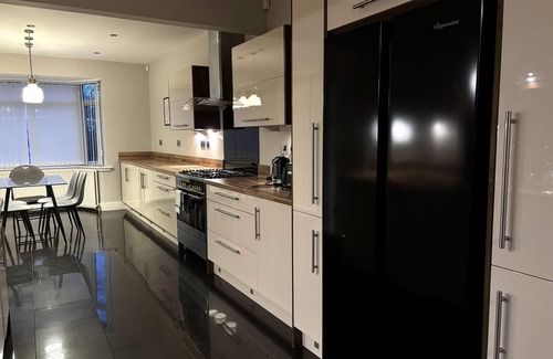 Birmingham House | Large Home near Edgbaston Stadium, UOB & QE hospital sleeps 6