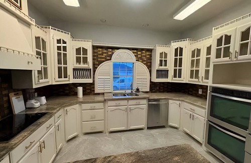 Edinburg House | Large Home, Plan your events, Sparkling Pool, Deck