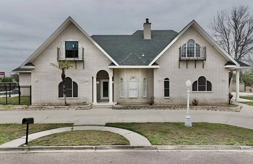 Edinburg House | Large Home, Plan your events, Sparkling Pool, Deck