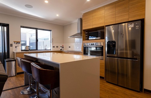 Jindalee House | Large home sleeps 6 with heated outdoor swimspa