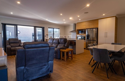 Jindalee House | Large home sleeps 6 with heated outdoor swimspa