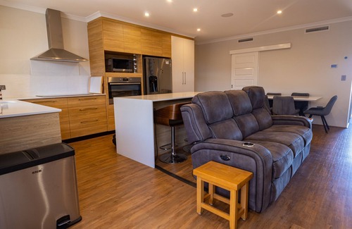 Jindalee House | Large home sleeps 6 with heated outdoor swimspa