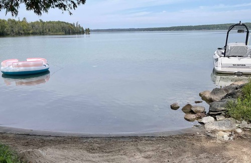 North Algona Wilberforce House | Large Home, Sunsets and Clear Shallow water await