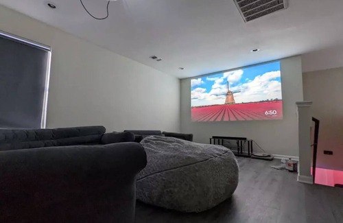Southeast Houston House | Large Home! Theater + Ambient Living Room Near NRG.
