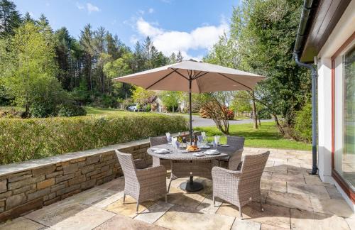 Kenmare House | Large home to sleep 8 in Kenmare. Free use of pool onsite