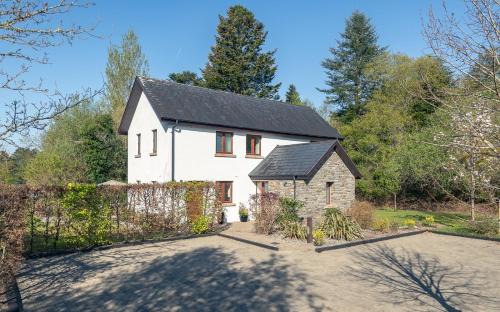 Kenmare House | Large home to sleep 8 in Kenmare. Free use of pool onsite