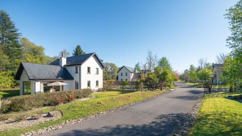 Kenmare House | Large home to sleep 8 in Kenmare. Free use of pool onsite
