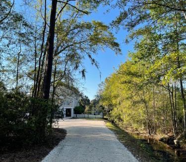 Savannah House | Large Home w Spa Midway to Savannah & Tybee Island! Dog friendly Venue