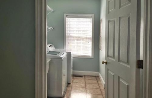 Savannah House | Large Home w Spa Midway to Savannah & Tybee Island! Dog friendly Venue