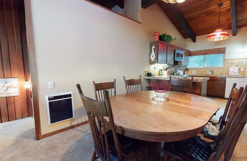 Mammoth Lakes Condo | Large Home with Balcony, Near The Village! Family Friendly Complex Amenities