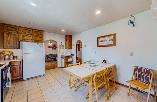 Alamosa House | Large home with western-theme, wood-burning fireplace- dog-friendly