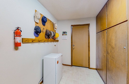 Alamosa House | Large home with western-theme, wood-burning fireplace- dog-friendly