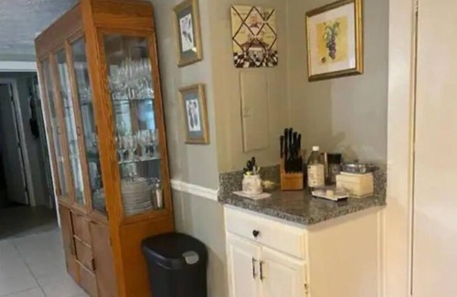 Jacksonville House | Large, homey, colonial-style near river and marina and downtown Jacksonville