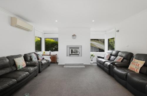 West Hobart House | Large house close to the city tranquil setting