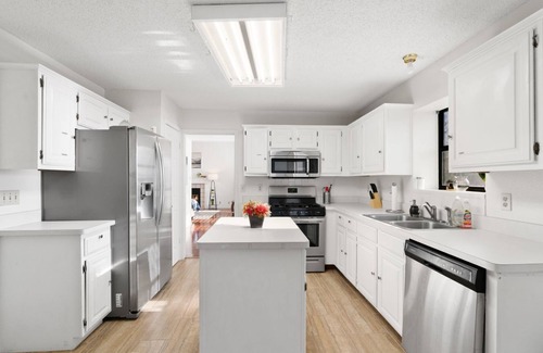 South Creek House | Large House - Comfy King Bed & Big Yard - Near Round Rock Donuts