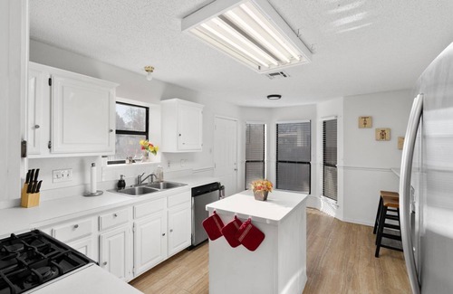 South Creek House | Large House - Comfy King Bed & Big Yard - Near Round Rock Donuts