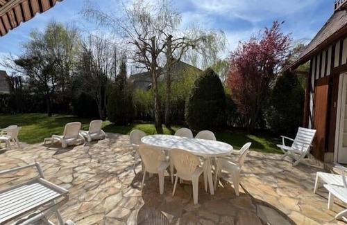 Tourgeville House | Large house with green garden