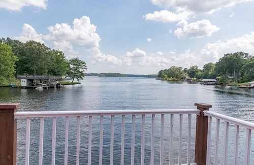 Henrico House | Large Lake House in enjoyable Henrico, NC. Boathouse, Kayaks included!