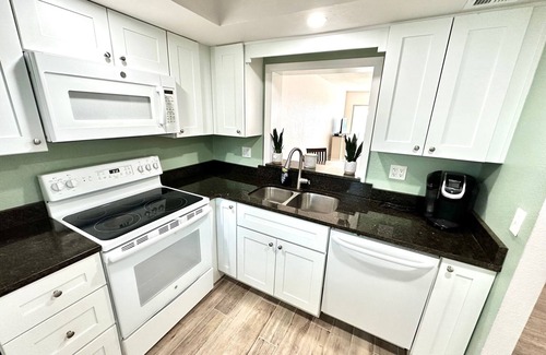 Sebring Condo | Large Lakefront Condo in Downtown Sebring Close To Sebring International Raceway