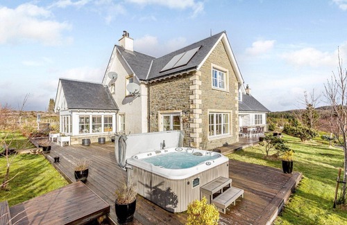 Loch Ness House | Large Loch Ness Country House with Hot Tubs, Sauna, and beautiful views.