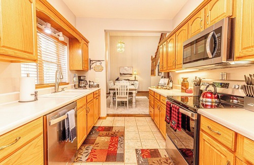 Whittier Condo | Large, Luxury Condo in Gated Community with Mountain & Golf Course View