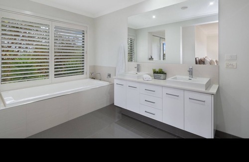 Port Fairy House | Large modern house with enclosed back yard. Short walk to central Port Fairy.