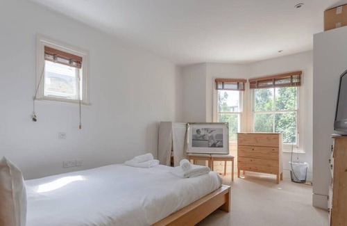 Southfields Apartment | Large Modern Maisonette in Southfields