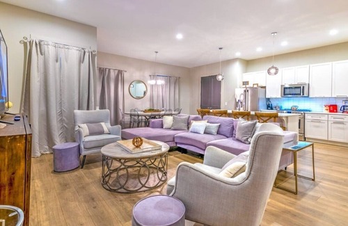 Berry Hill House | Large New Luxury Home! Skyline Views + HOT TUB!