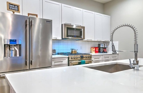 Berry Hill House | Large New Luxury Home! Skyline Views + HOT TUB!
