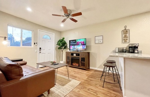 Willow Glen House | Large New Modern Guest House + Laundry + Garden