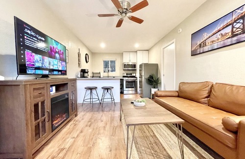 Willow Glen House | Large New Modern Guest House + Laundry + Garden