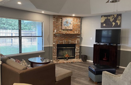 Fresno House | LARGE NEWER 3bd/2ba Home near shops/eats/Nat'l Parks