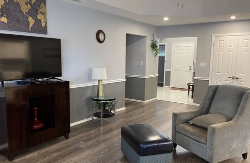 Fresno House | LARGE NEWER 3bd/2ba Home near shops/eats/Nat'l Parks