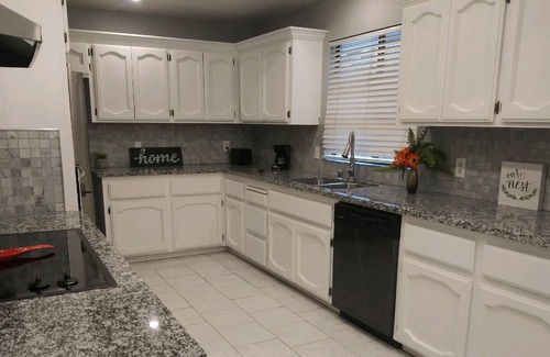 Fresno House | LARGE NEWER 3bd/2ba Home near shops/eats/Nat'l Parks