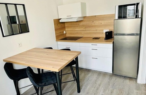 Laval Apartment | Large Newly renovated apartment in downtown Laval