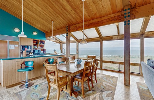 Sea Ranch House | Large oceanfront home with hot tub, shared pool, & large deck - dogs welcome
