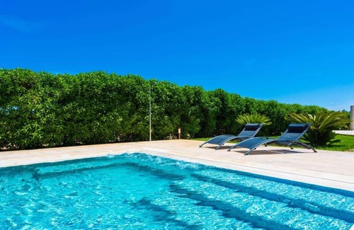 Es Palmer Villa | Large pool with a jacuzzi.