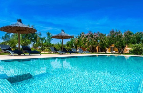 Es Palmer Villa | Large pool with a jacuzzi.