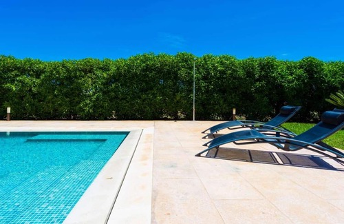 Es Palmer Villa | Large pool with a jacuzzi.