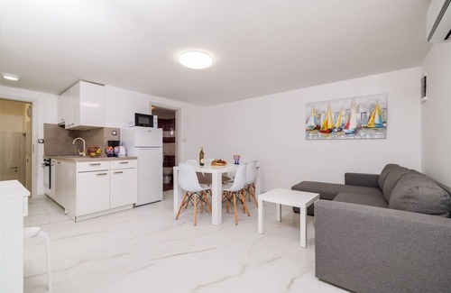 Kras Apartment | Large pool with salt electrolysis not far from the healing mud bay